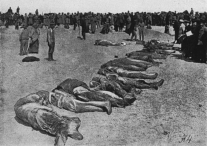 Препознавање тела људи које су бољшевици мучки убили у Евпаторији