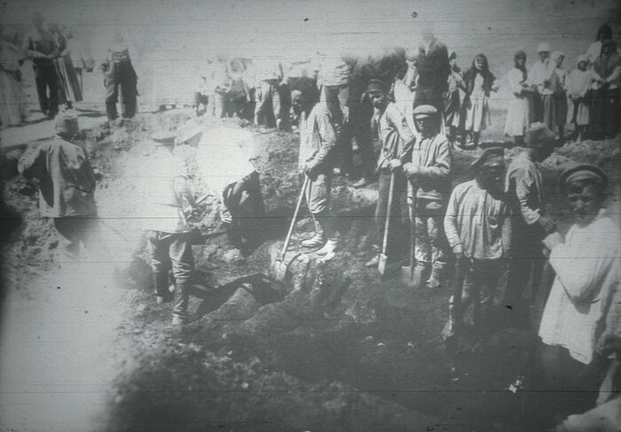 Ексхумација тела на месту масовног стрељања. Евпаторија, 10. април 1918. године