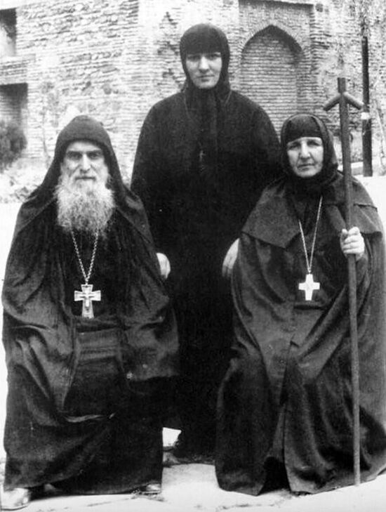 Прп. Гавриил с сестрами монастыря Самтавро