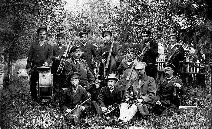 Самодеятельный оркестр Саткинского завода. 1902 г.