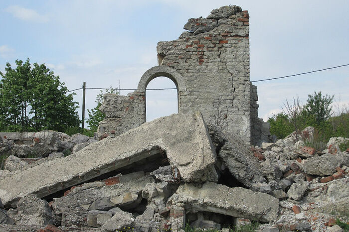 Разрушенная албанцами церковь, Косово и Метохия