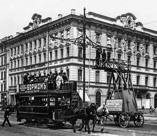 Установка электрических проводов для трамвая. Санкт-Петербург, 1907 г.