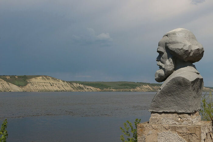 Памятник К. Марксу на берегу Волги