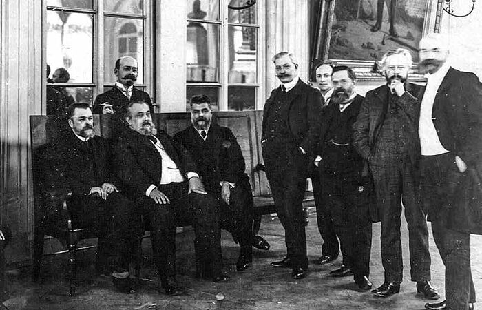 Лидеры российских либеральных партий в кулуарах Таврического дворца