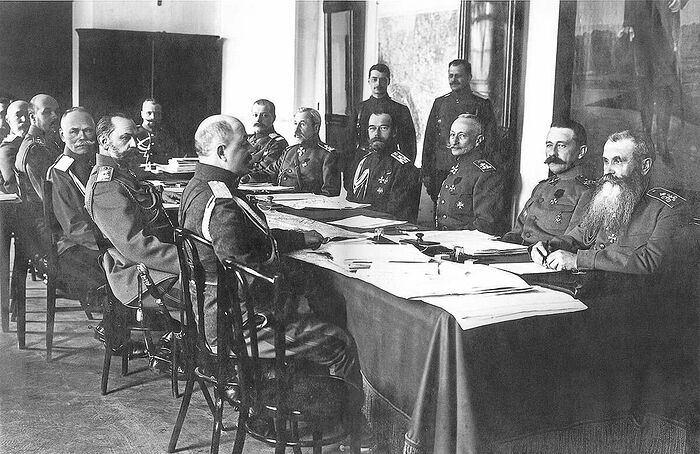 Совещание главнокомандующих фронтами в Ставке. Слева от императора Николая II генерал А. А. Брусилов. Могилев. 1 апреля 1916 г.