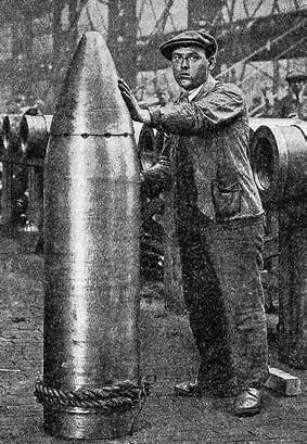 Сборка крупнокалиберных снарядов на заводе. 1915–1916 гг.