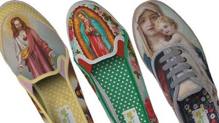 Так, по замыслу производителей, теперь выглядит «христианская обувь»