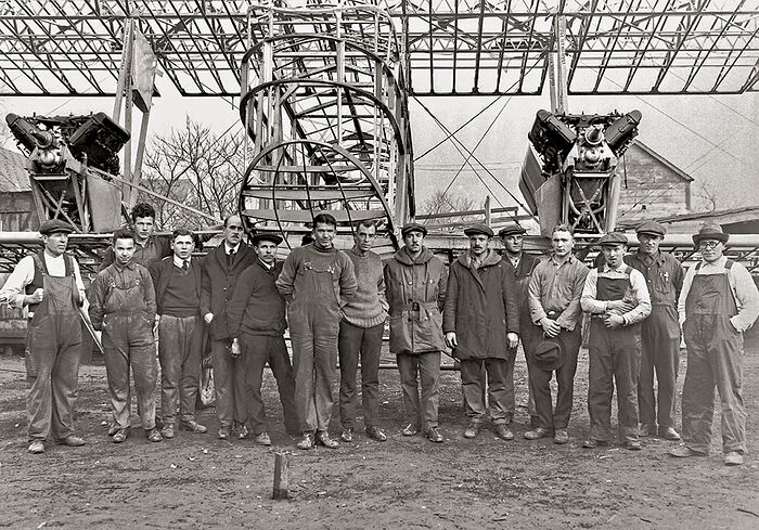 Игорь Сикорский (девятый слева) с первоначальным составом Sikorsky Aero Engineering перед строящимся S-29-A на ферме на Лонг-Айленде, 1923 год