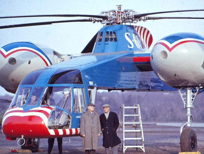 Игорь Сикорский и инженер Михаил Глухарев с самолетом Sikorsky S-60 в 1959-м году