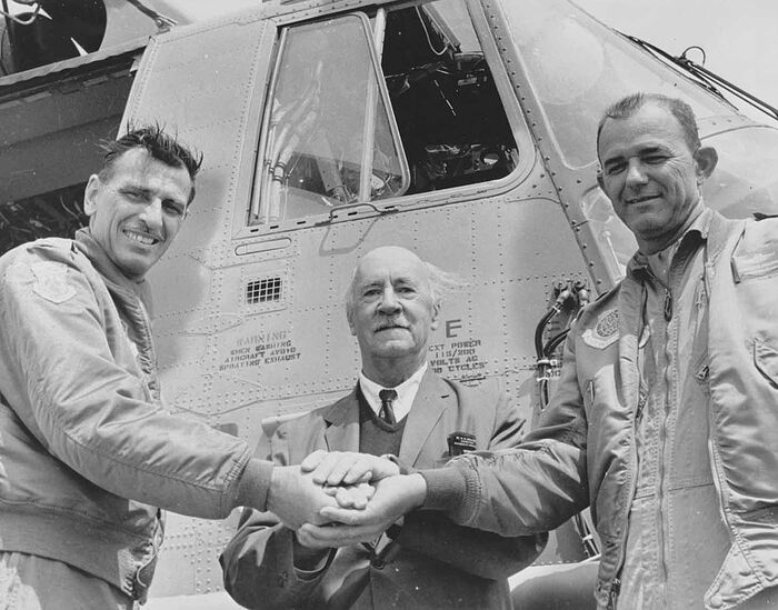 И. Сикорский с пилотами, беспосадочно пересекшими Атлантический океан, на Парижском авиашоу в 1967-м г.