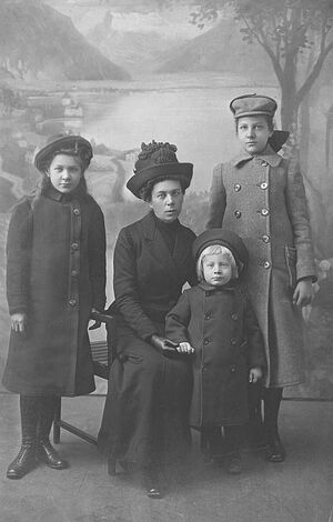 Нина Петровна и ее дети. Эли – 13 лет, Жене – 10, Косте – 4 