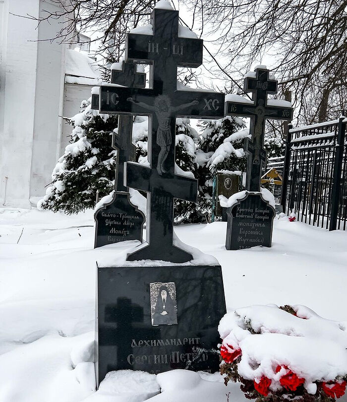 Могилка отца Сергия на братском кладбище в Деулино