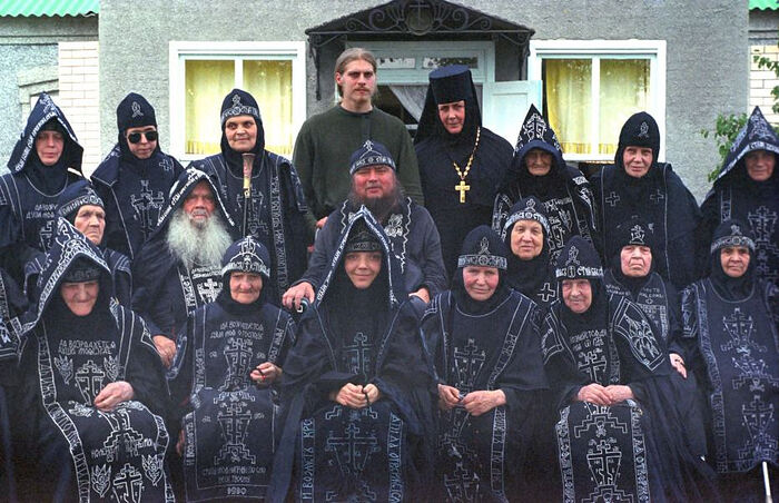 Schema-Archimandrite Zosima (Sokur) (in the center) with monastics