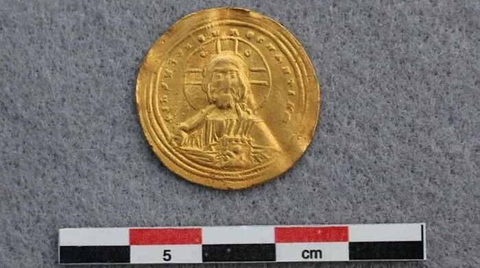На одной стороне золотой монеты изображен Иисус Христос. Фото: Мартина Касперсен