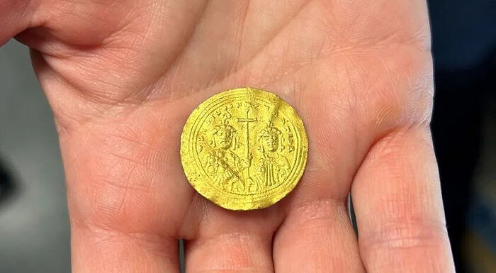 На другой стороне монеты изображены Василий II и Константин VII, два брата, правившие Византийской империей. Фото: Мартина Касперсен