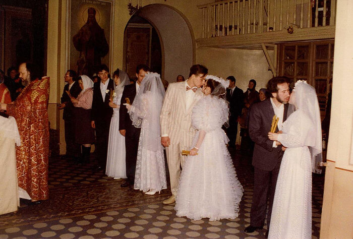 Протоиерей Валериан Кречетов совершает венчание в Покровском храме. Самуил и Анна – крайние справа