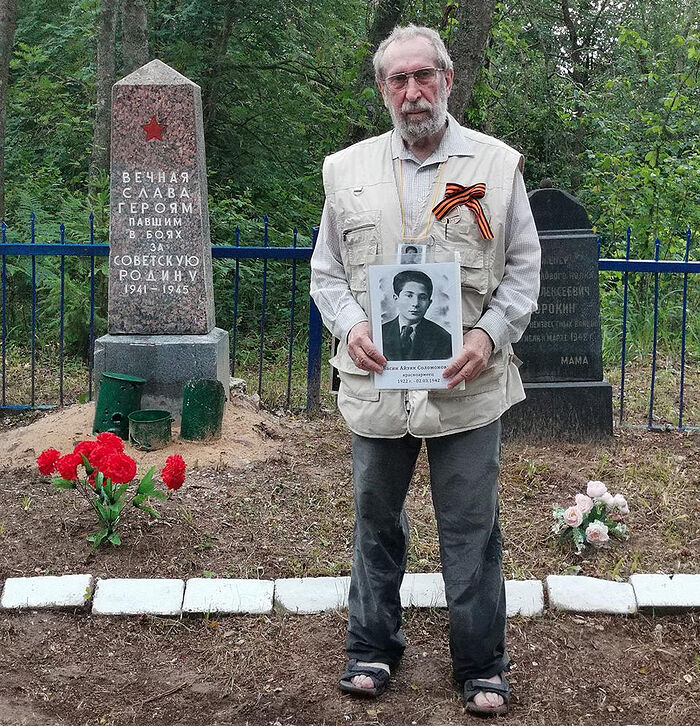 Станислав на месте гибели своего дяди, красноармейца Айзика Басина. Деревня Великуша, Новгородская область
