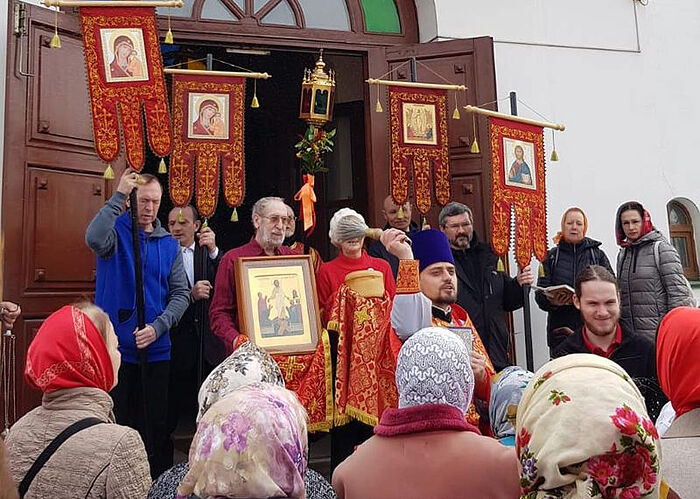 Крестный ход на светлой седмице в храме Всех русских святых в Новокосино. Самуил с иконой Воскресения Христова