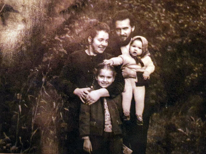 Отец Леонид с супругой Ларисой Николаевной и дочерями Марией и Екатериной