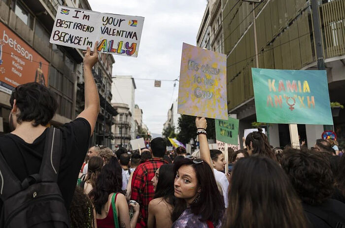 Люди поднимают плакаты, участвуя в ежегодном гей-параде в Афинах 10 июня 2023 г. Фото: AP/Йоргос Карахалис
