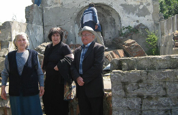Чика Анта са супругом и компиницом на рупевинама Спасове цркве у Оптеруши