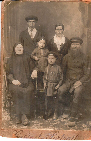 Семья Михаила Куприянова, он в картузе справа