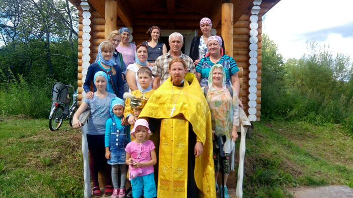 Иерей Николай и его супруга Татьяна с прихожанами в Нижнеивкино