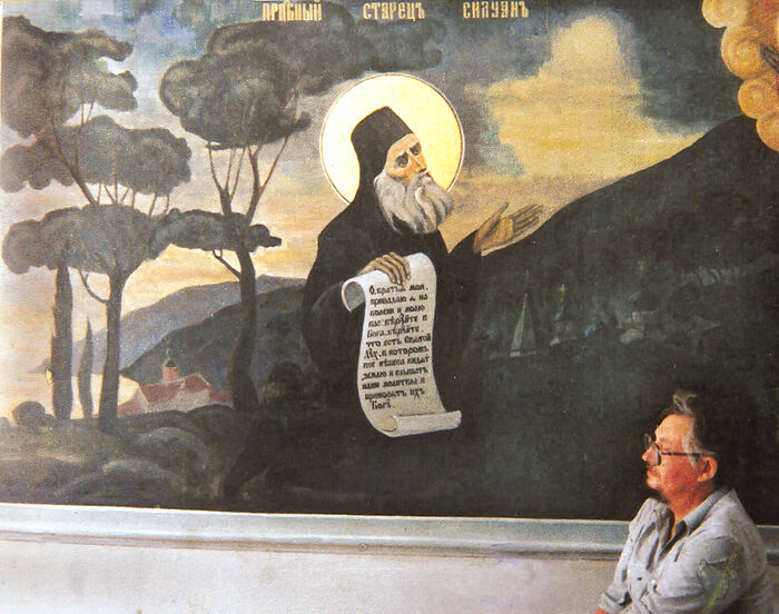 Иконописец Владимир Макаров у написанной им фрески прп. Силуана Афонского