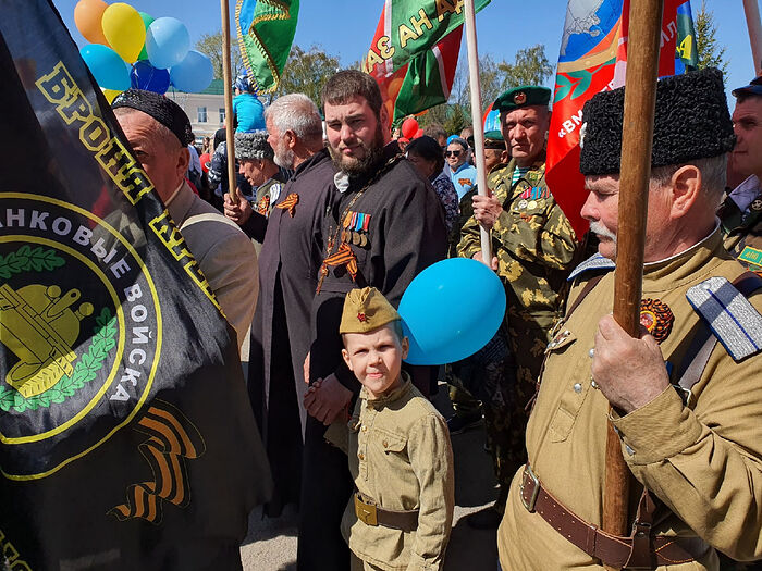 Иерей Тимофей Маташов с сыном на параде Победы