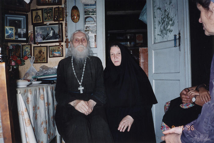 Игуменья Георгия с отцом Николаем Гурьяновым в домике батюшки