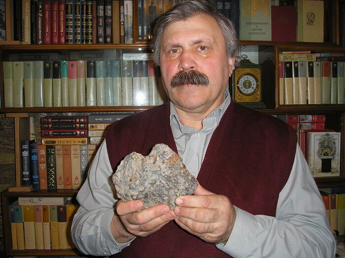 Сергей Сухинов со своим «космическим артефактом»