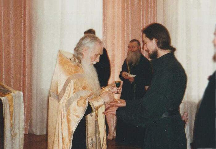 Архимандрит Кирилл (Павлов) соборует иеромонаха Досифея