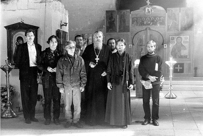 Архимандрит Антоний (Гулиашвили) с иеромонахом Тихоном и прихожанами