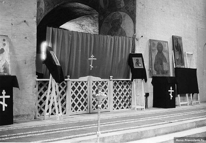 Иконостас Сретенского монастыря в 1994 году
