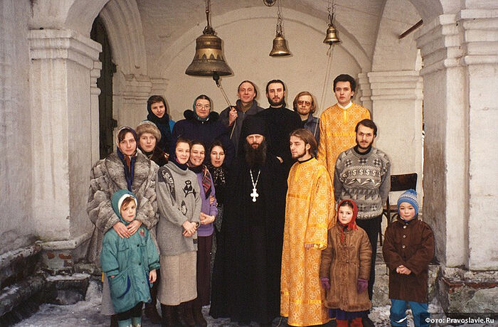 С отцом Анастасием. Вторая слева в верхнем ряду - автор - Н.Н. Шабалина