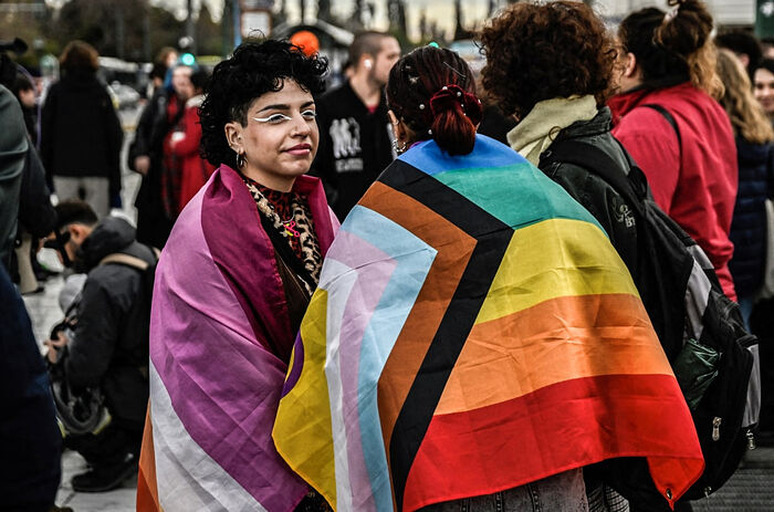 Сторонники ЛГБТК+-сообщества собрались 15 февраля у здания греческого парламента, когда законодатели голосовали за принятие закона об однополых «браках» и усыновлении детей однополыми парами. Фото: Арис Мессинис / AFP - Getty Images