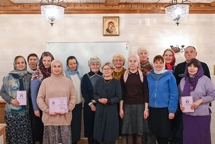 Instructor N.V. Krivosheina with graduates of the course for lay people in the Center for Training of Church Specialists of the Vyatka Diocese