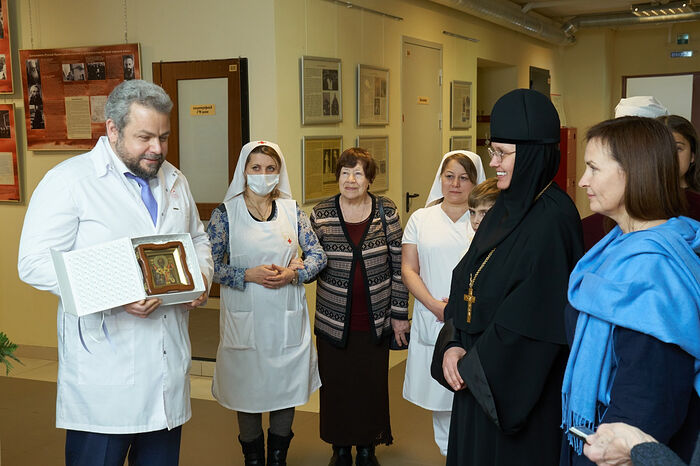 Настоятельница Марфо-Мариинской обители передала в дар больнице святителя Алексия уникальную икону
