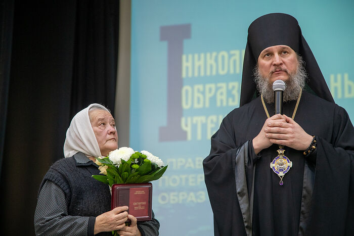 Епископ Чистопольский и Нижнекамский Пахомий вручает награду Галине Васильевне Кузнецовой