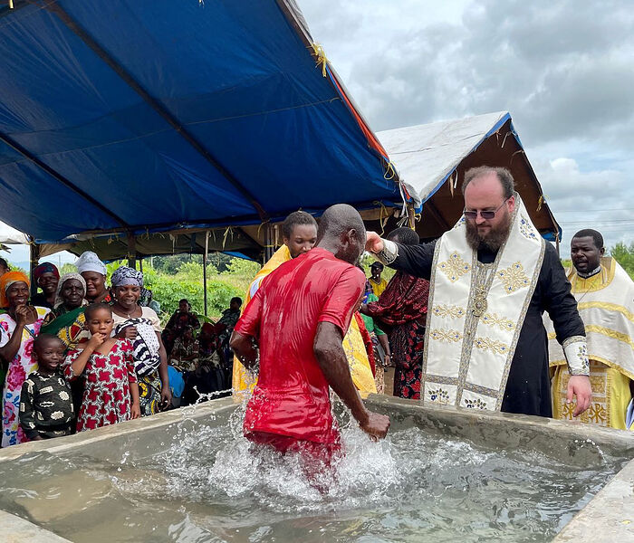 Bp. Konstantin, Acting Exarch of Africa for the Russian Church, baptizes a man in Tanzania. Photo: exarchate-africa.ru