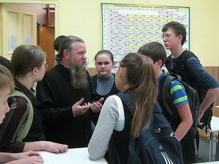Протоиерей Сергий Гомаюнов с учащимися гимназии