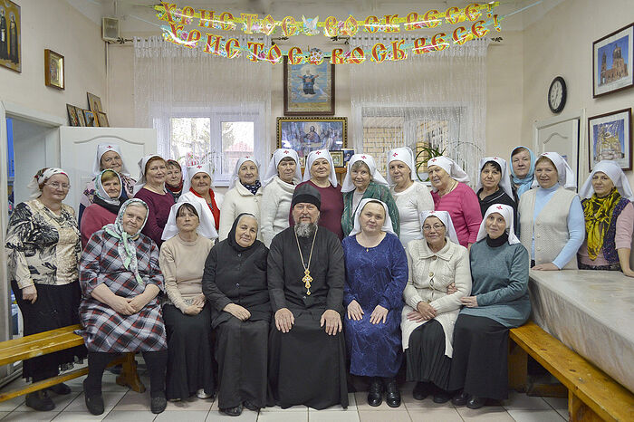 Сестры милосердия с духовником сестричества протоиереем Павлом Чурашовым