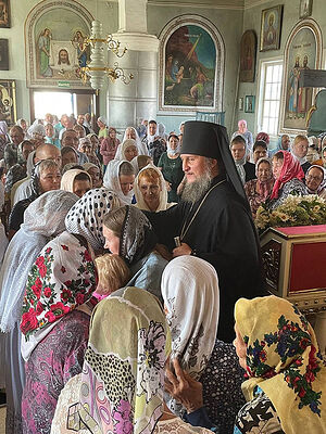 Епископ Чистопольский и Нижнекамский Пахомий с прихожанами в день престольного праздника