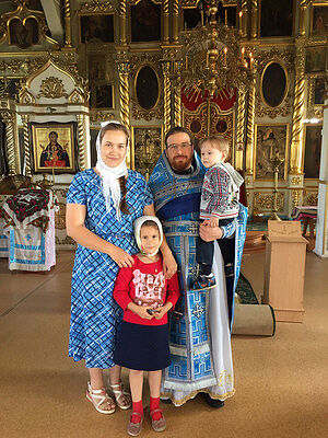 Отец Сергий с супругой Ольгой и детьми