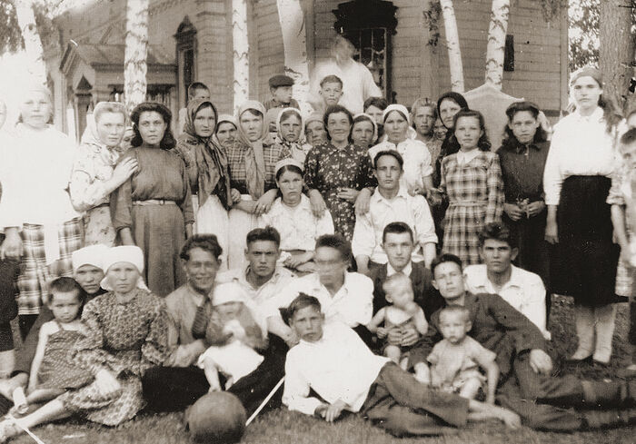 Прихожане в праздник Троицы (1950-е годы)