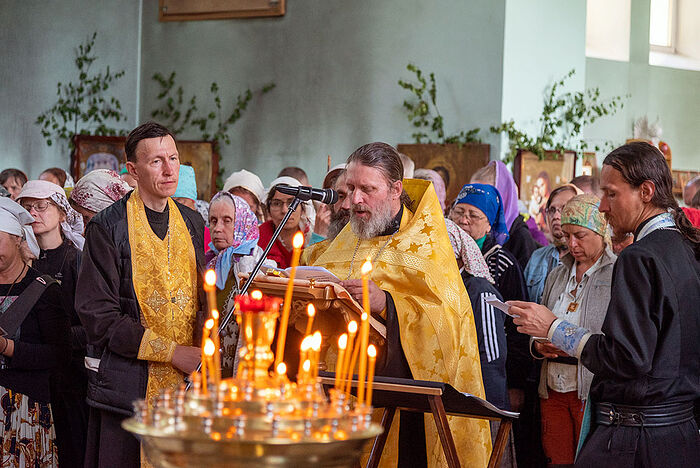Иерей Александр Попов (в центре) служит молебен святителю Николаю Чудотворцу перед Великорецким образом святого