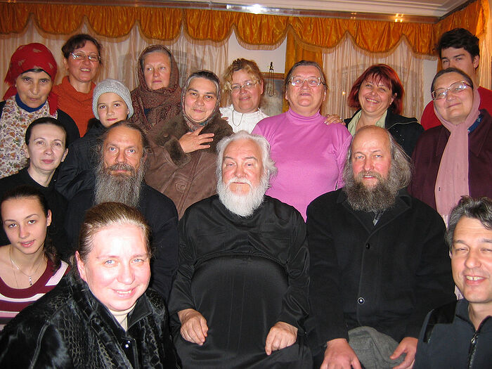 Встреча в Николо-Заяицком храме. Отец Феодор Калинин — слева от владыки. 2006 г. 