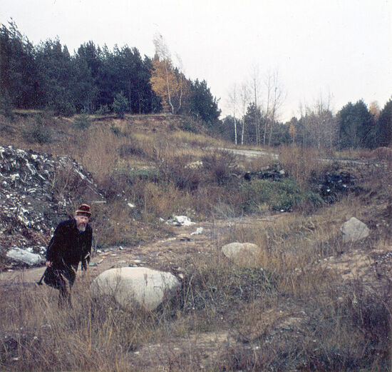 В окрестностях Переславля. В руках владыки геологический молоток.1970-е годы