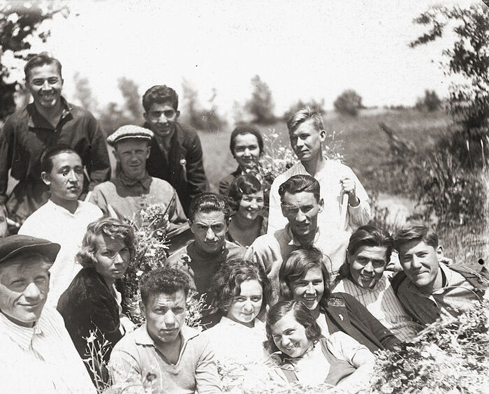 На Боз-Су со студентами. К.Н. Вендланд первый слева в нижнем ряду. 1935 г.