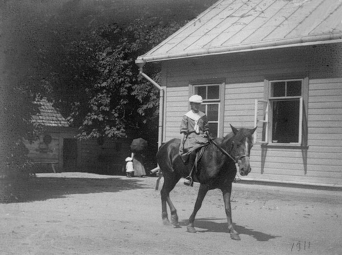 Фото А.Н. Вендланда. На заднем плане маленький Костя за ручку с няней. 1911 г.